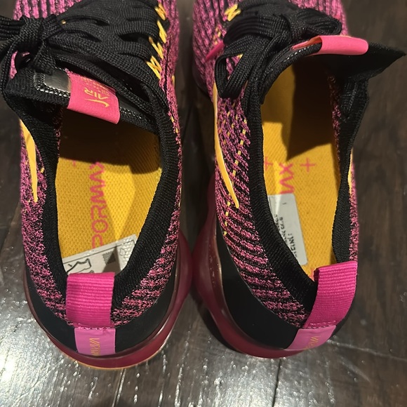 Nike Vapormax size 9. Barely worn. Like new. - Picture 5 of 6